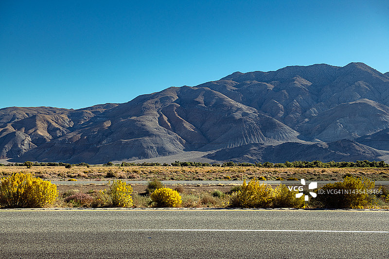 穿越欧文斯谷的395号公路图片素材