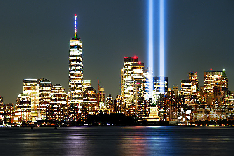9月11日纪念光致敬自由女神像和美国纽约天际线图片素材