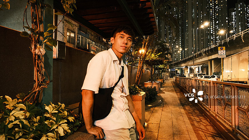 夜晚摆姿势的亚洲青年图片素材