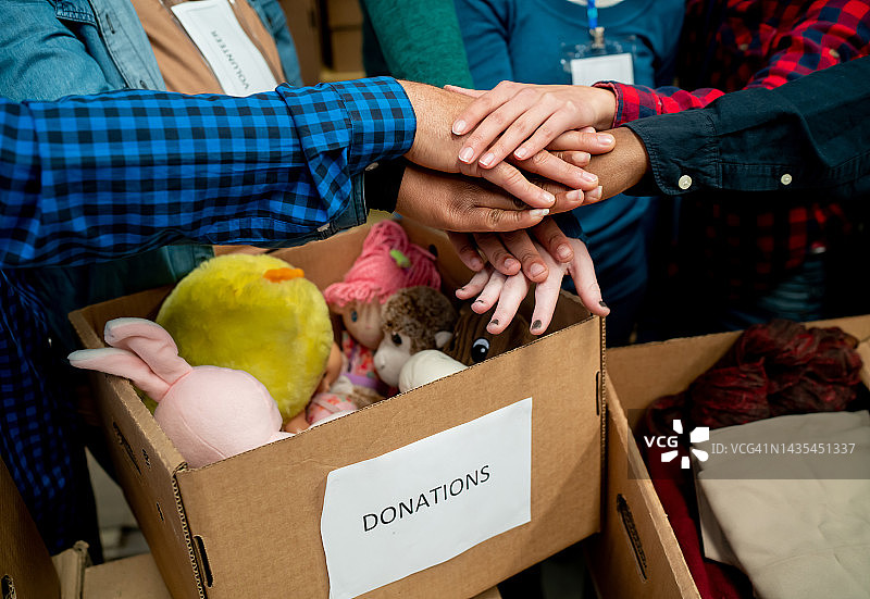 志愿者团队接收和整理捐赠物品的特写图片素材