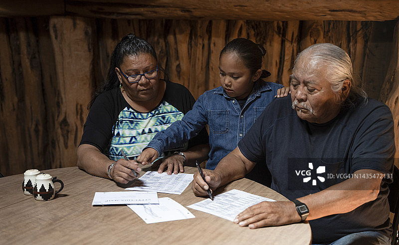 提前投票：一家人在霍根小屋的桌旁图片素材