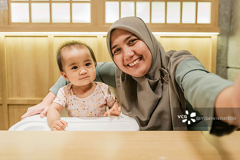 妈妈和女婴自拍图片素材