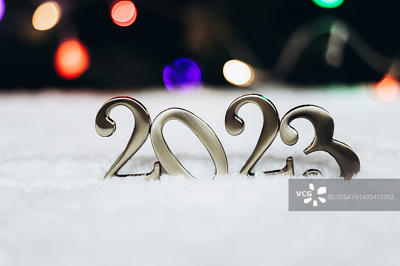 2023与圣诞树和模糊的LED灯串图片素材