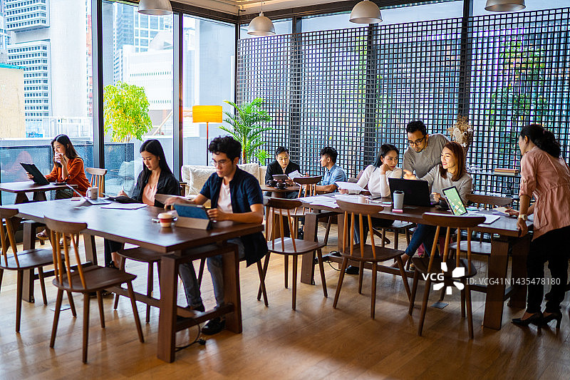 在共享办公空间工作的亚洲商务团队图片素材