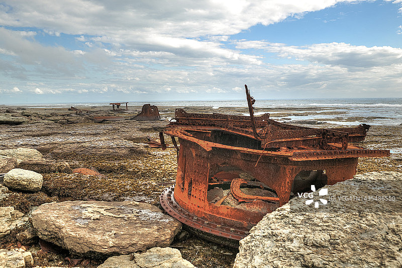 沉船残骸散落在岩石海岸图片素材