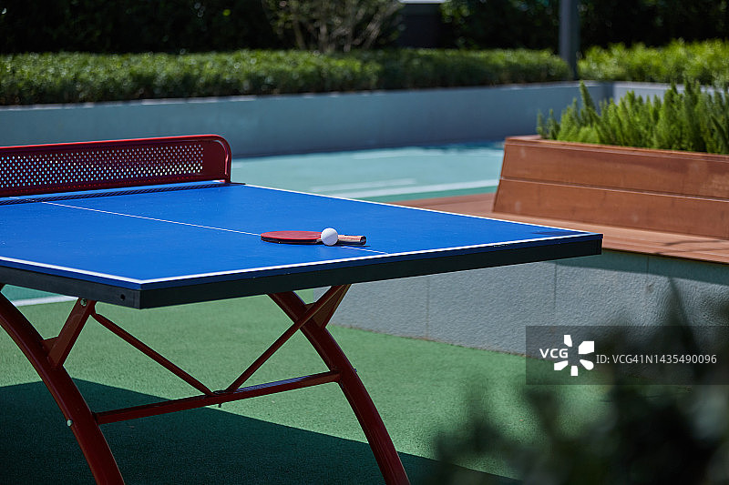 游乐园里的乒乓球台图片素材