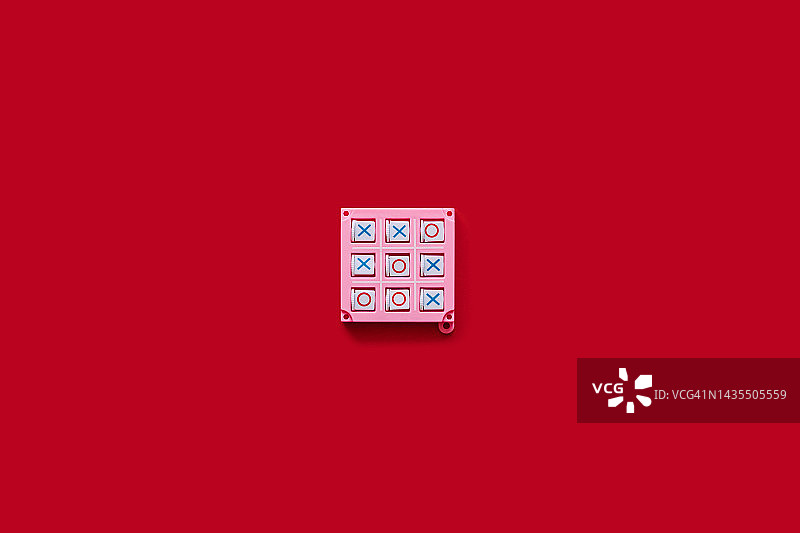 红色背景上的单件井字棋游戏，顶视图图片素材