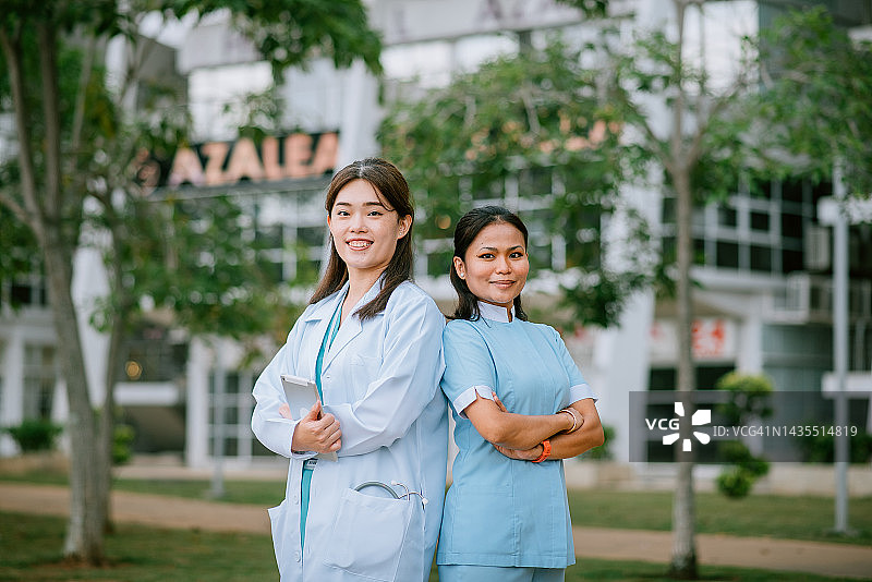 一群医务人员在户外合影，双手交叉图片素材