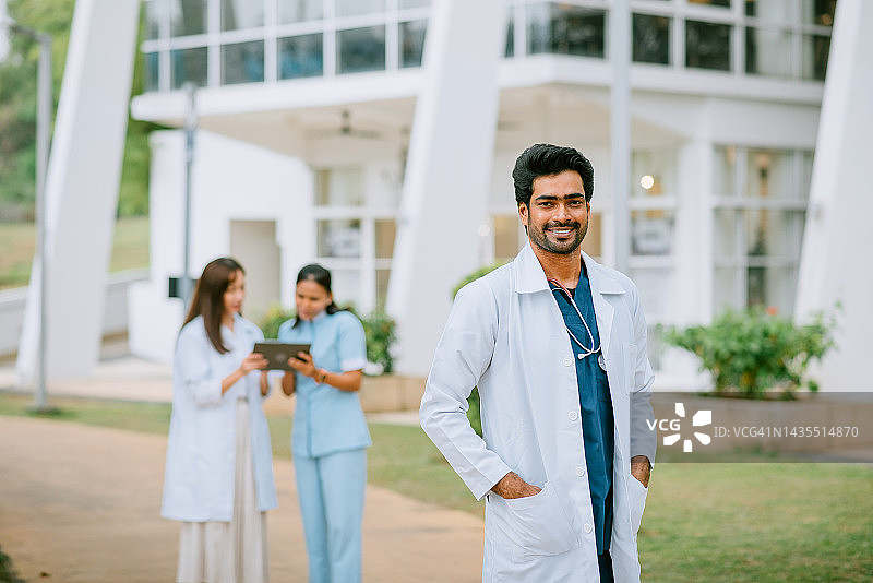 亚洲印度男医生肖像图片素材