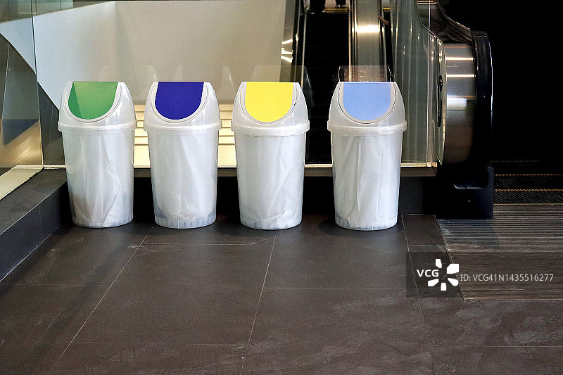 购物中心的回收箱图片素材