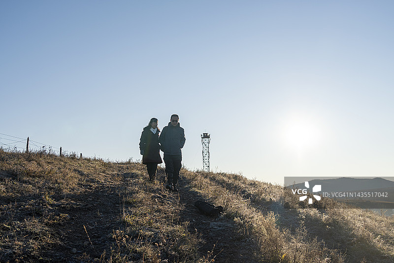 亚洲老年夫妇在秋季登山图片素材