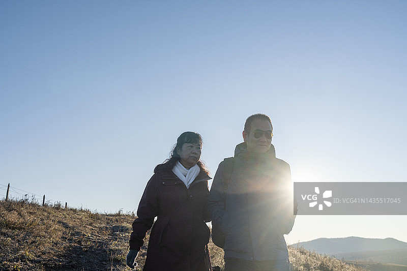 亚洲老年夫妇在秋季登山图片素材