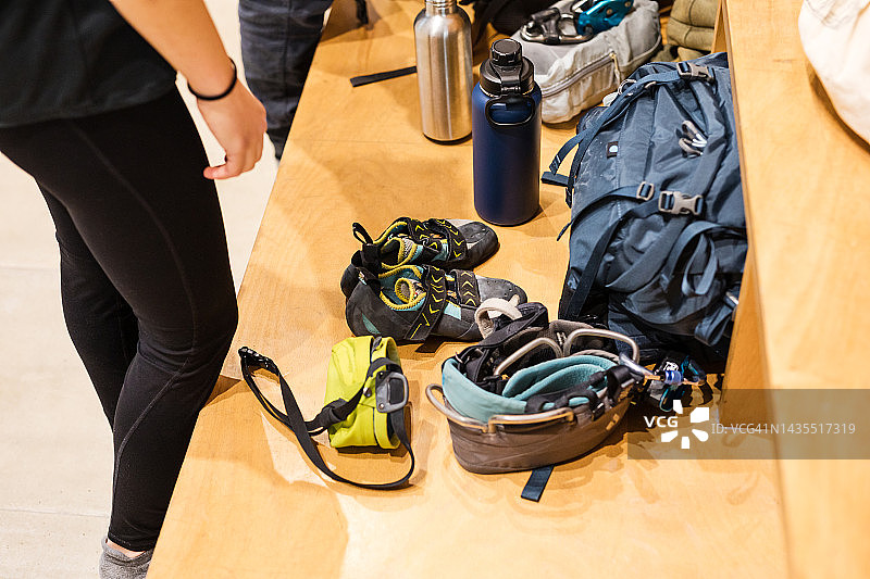 室内攀岩中心的人和攀岩装备图片素材