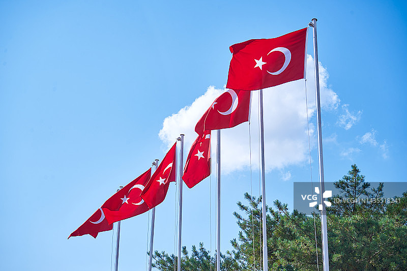 迎风飘扬的土耳其国旗，背景是美丽的蓝天图片素材