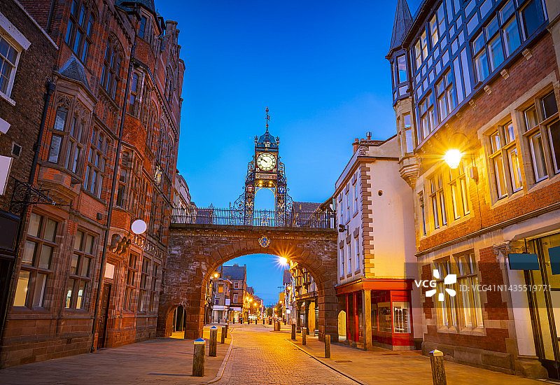 英国切斯特东门钟楼黄昏拱门图片素材