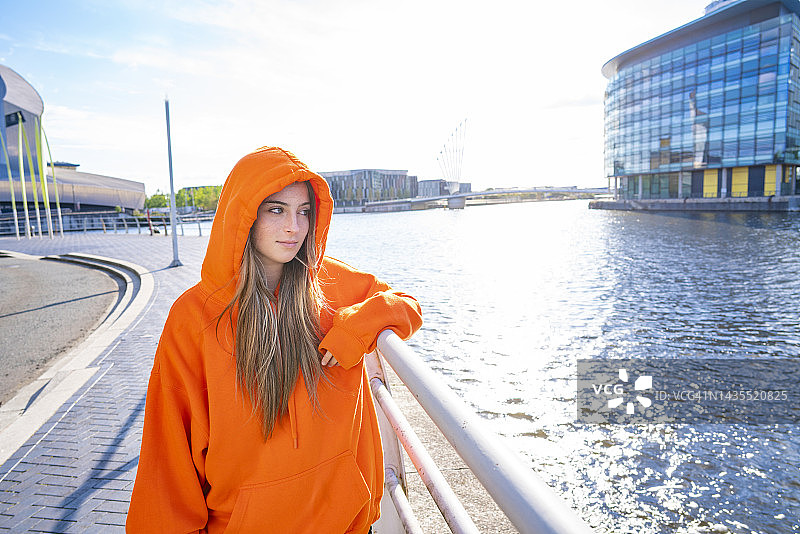 戴着兜帽的曼彻斯特金发少女肖像学生游客图片素材