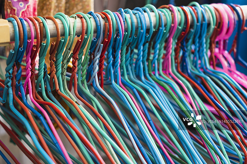 彩色衣架的完整画面图片素材