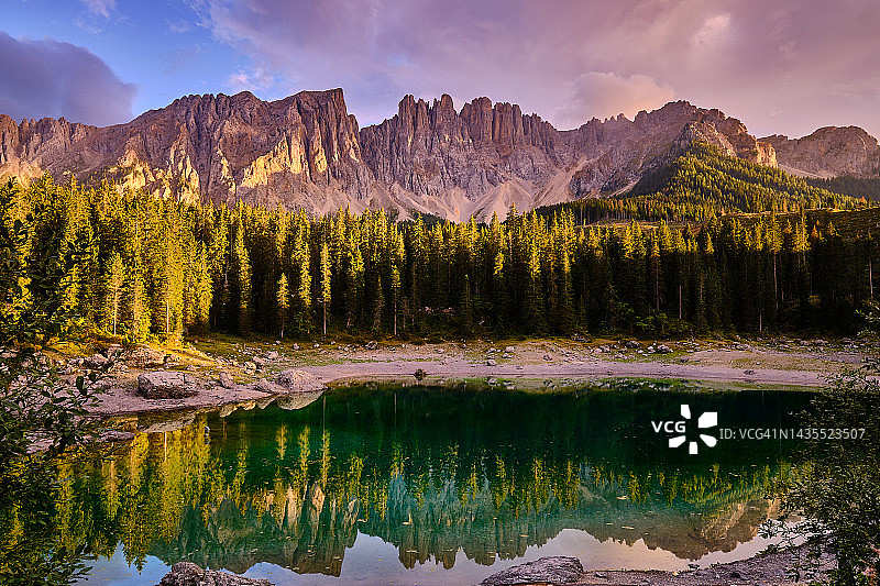 日落时分的倒影图片素材