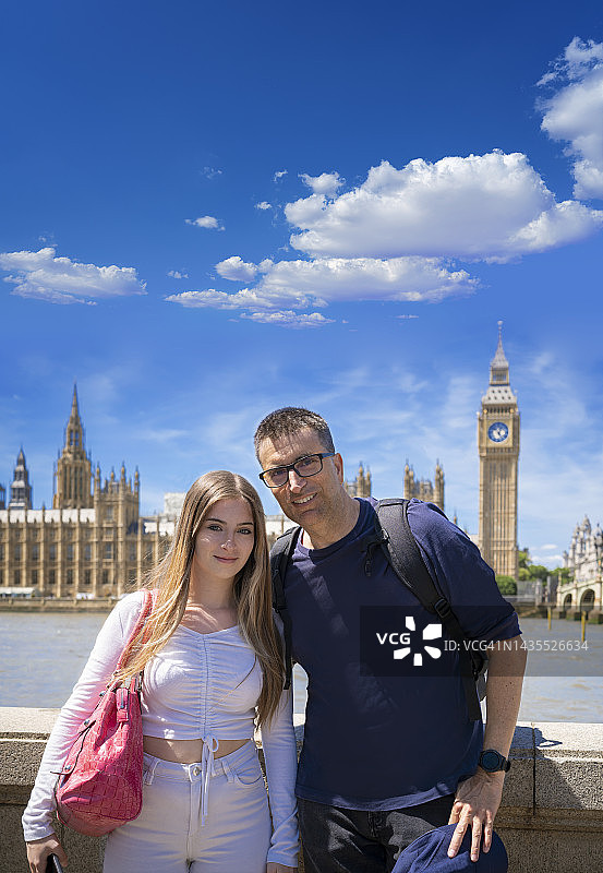 伦敦父女游客在大本钟威斯敏斯特桥游览图片素材