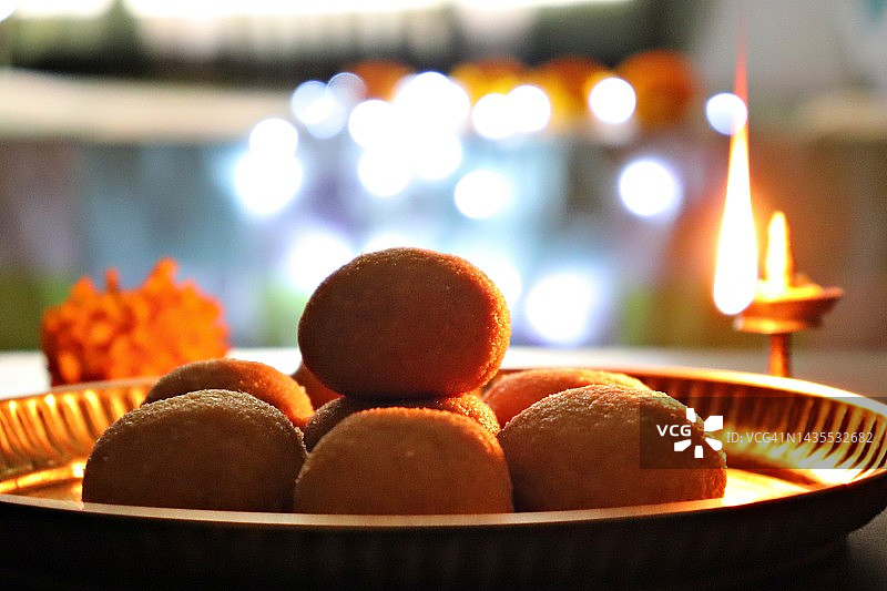 铜盘/点燃的黄铜油灯/万寿菊花中的自制/全麦和粗糖Laddoo/Laddu-排灯节/屠妖节图片素材