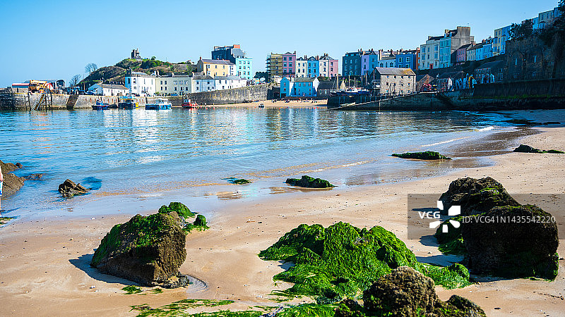 色彩鲜艳的滕比海港海滩，威尔士彭布罗克郡图片素材