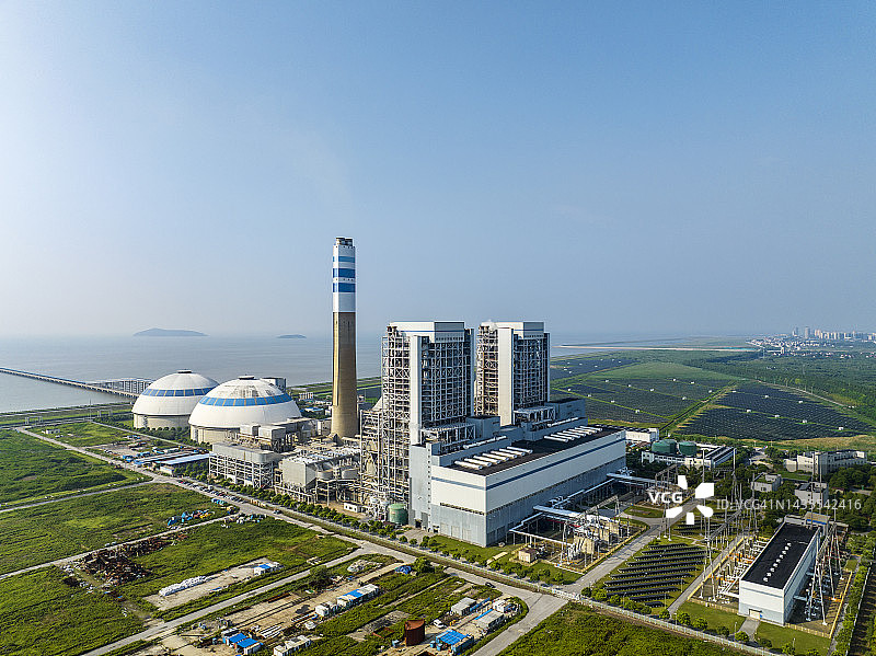 鸟瞰火力发电站和太阳能发电站图片素材