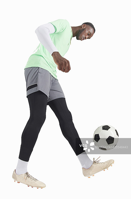 男人在踢足球图片素材