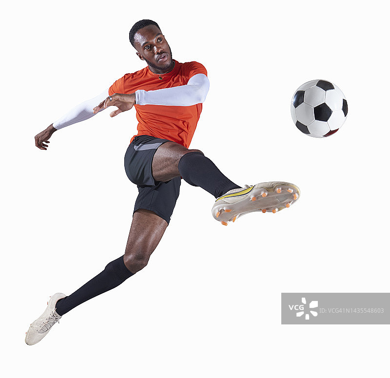 男人在踢足球图片素材