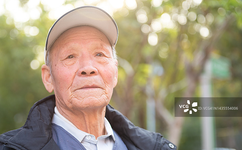 户外看着镜头的年长亚洲男人图片素材