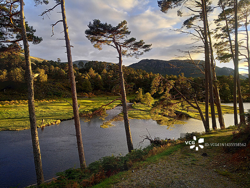 苏格兰高地风景，阿夫里克峡谷，阿夫里克湖的壮丽景色图片素材