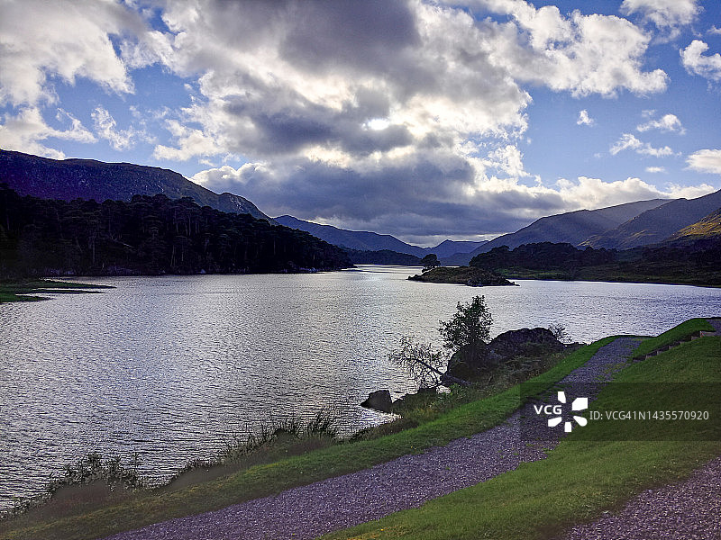 苏格兰高地风景，阿夫里克峡谷，阿夫里克湖的壮丽景色图片素材