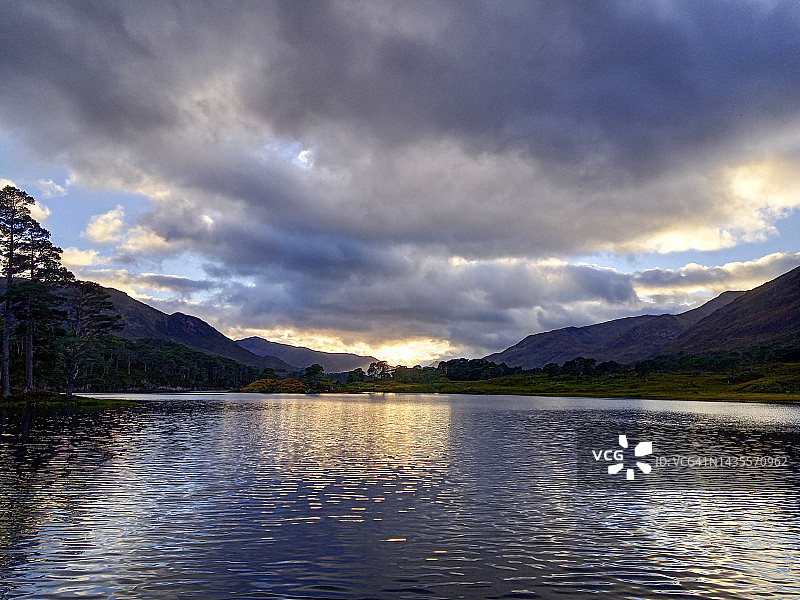 苏格兰高地风景，阿夫里克峡谷，阿夫里克湖的壮丽日落图片素材