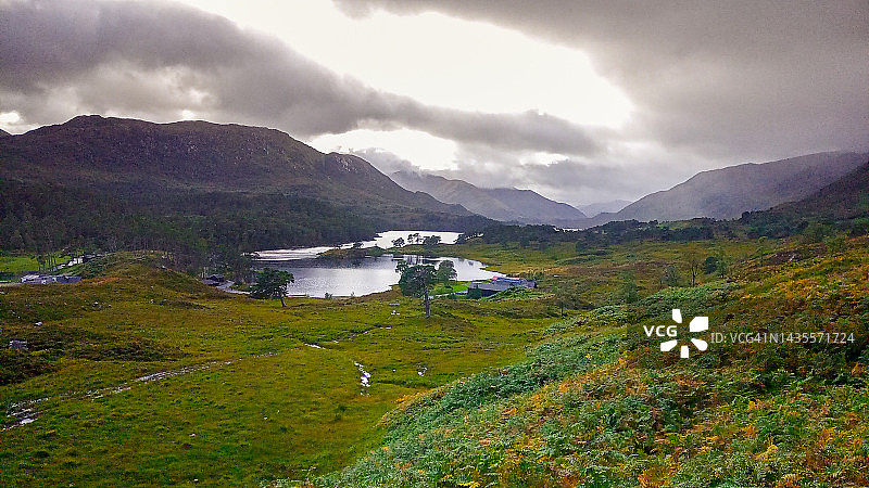 英国苏格兰高地：阿弗里克峡谷的阴天草原图片素材