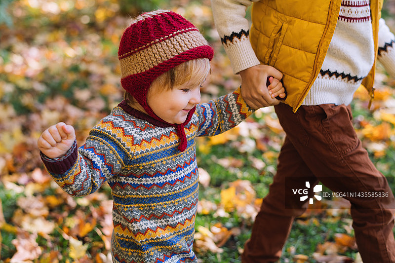孩子们在秋天的公园里一起玩耍图片素材