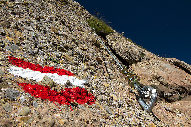 岩壁上的道路标记和安全绳图片素材