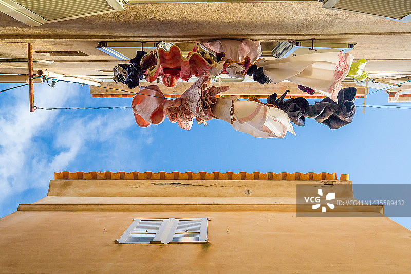 建筑物外墙上的晾衣绳的低角度视图图片素材