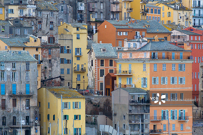 科西嘉岛巴斯蒂亚的彩色房屋图片素材