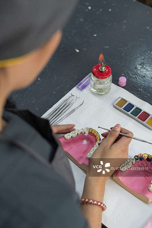 牙科学生在课堂上使用工具图片素材