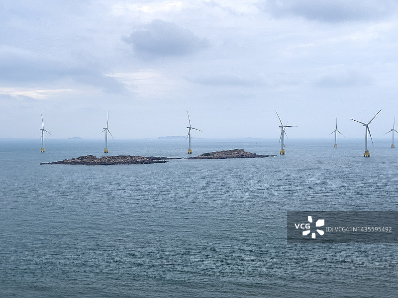 海上的风力涡轮机图片素材