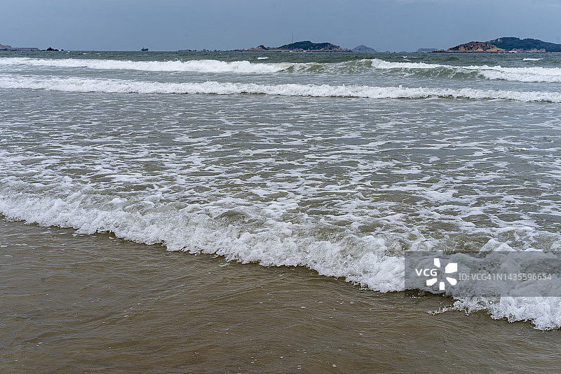 海浪拍打沙滩图片素材