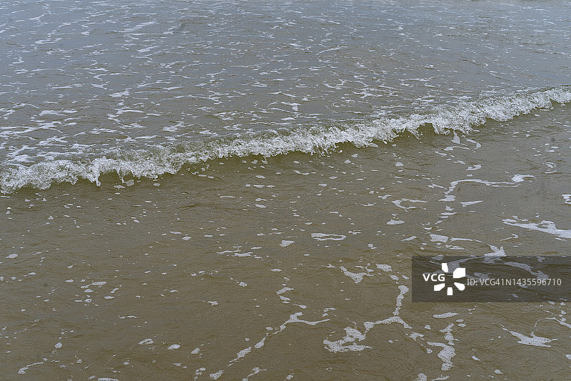 海浪拍打沙滩图片素材