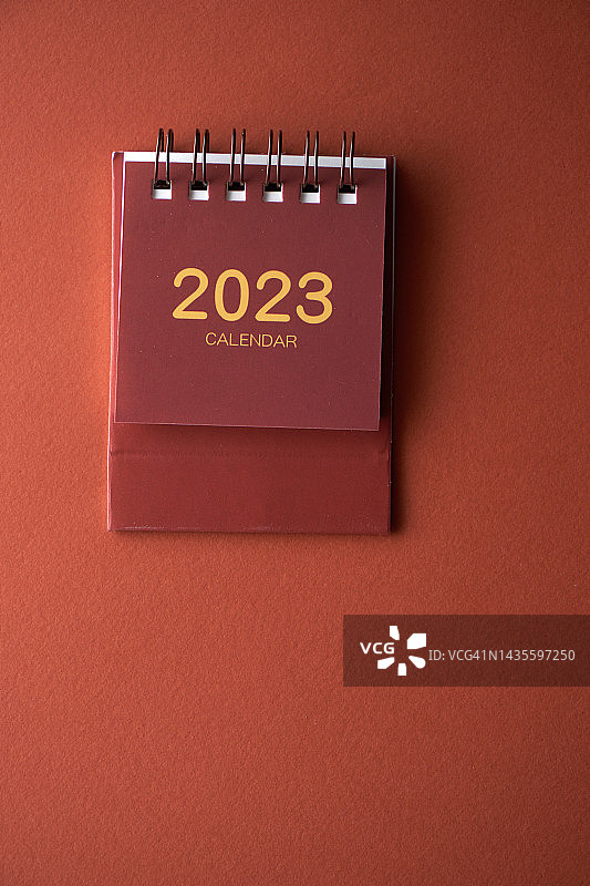 彩色背景上的2023年台历图片素材