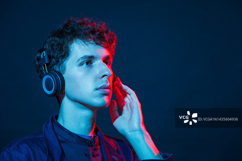戴耳机听音乐的白人男人影棚特写图片素材