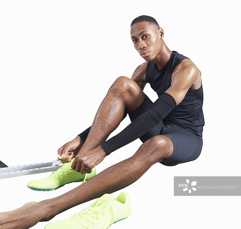 在白色背景下穿鞋的运动员图片素材