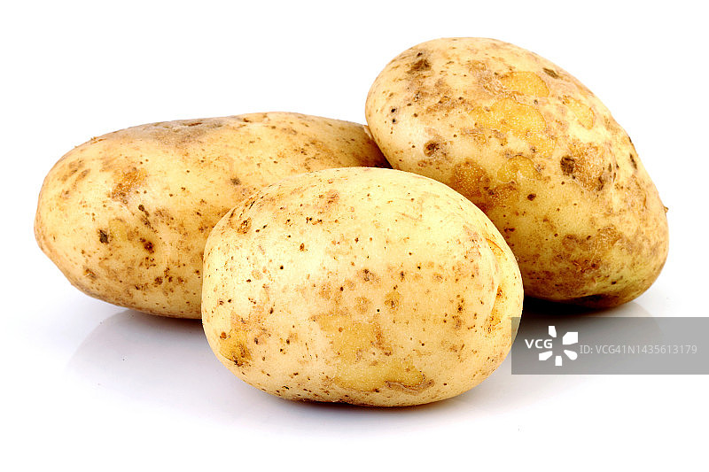 白色背景上的新鲜土豆图片素材