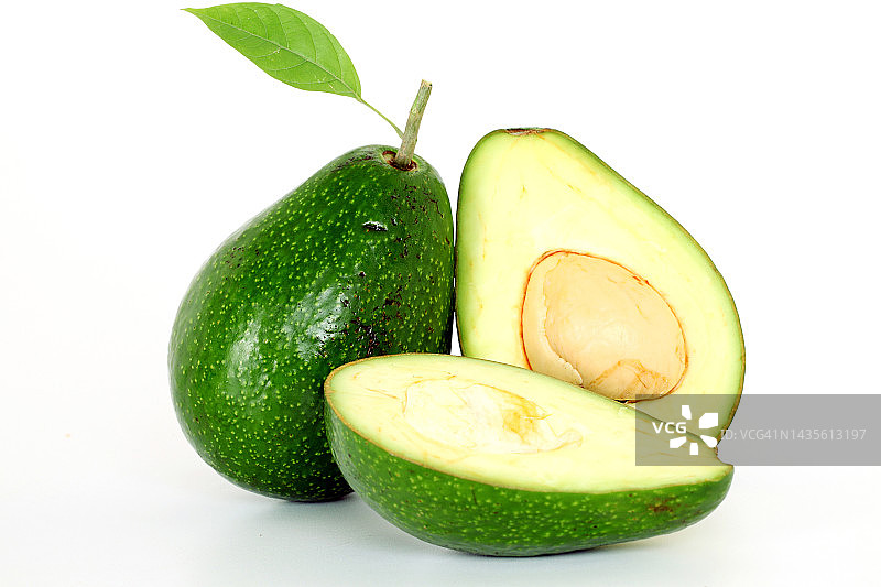 白色背景下的成熟鳄梨图片素材
