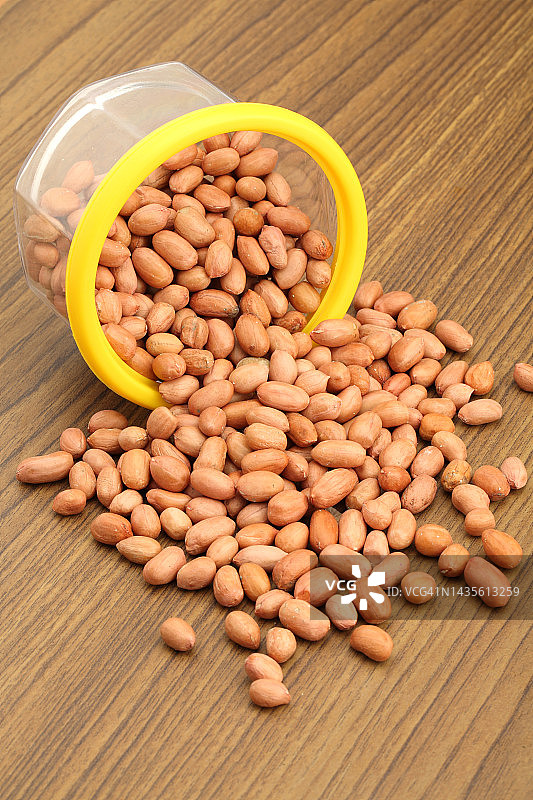 散落在木质背景上的花生图片素材