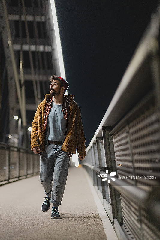 走在桥上的现代青年男人图片素材