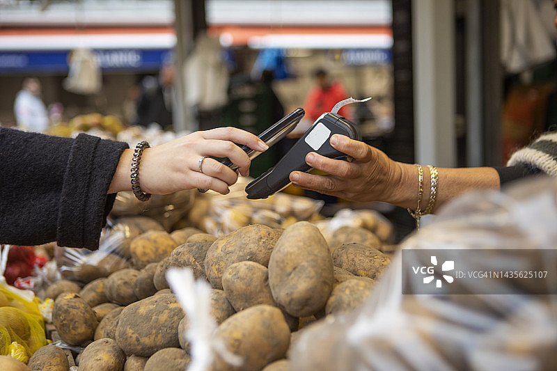 街头市场的非接触式支付图片素材