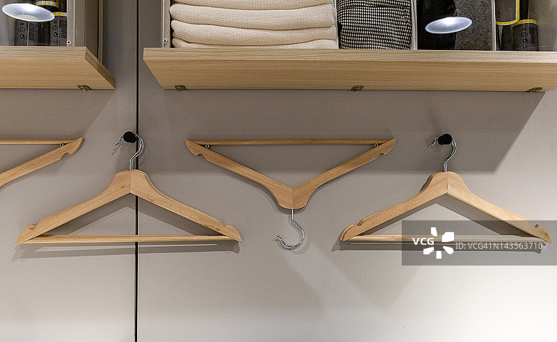 挂在墙上的木制衣架图片素材